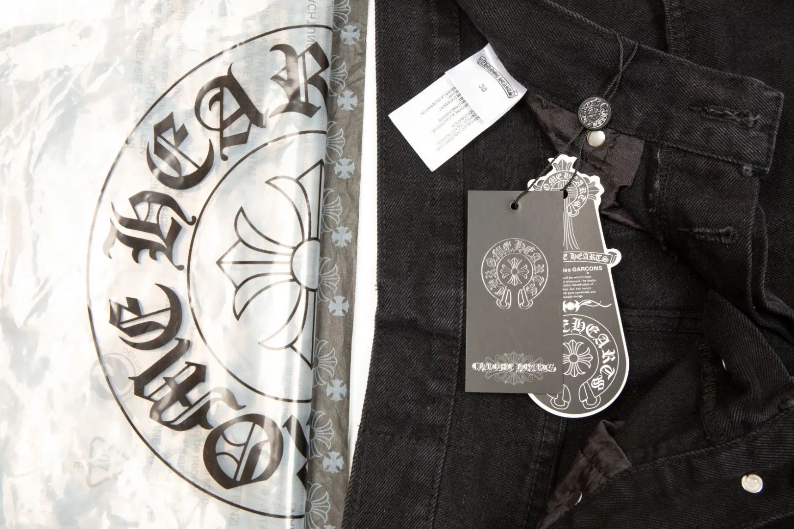 KE915#P230 The only correct leather label version on the market Chrome Hearts CH Cross embroidered distressed jeans Top ceiling quality 100% correct version The correct version is here!  Believe me this must be the best quality you will ever come across! ! Excellent value for money! !  Styles with different washes and textures are very friendly to people with thin legs and thick legs. The straight version is very flattering to the shape of the legs. The moderate length is timeless and easy to match. It is the basis of various styles and a must-have in the wardrobe! ! Add a little stacking to easily control the clean fit trend that has exploded this year. The fabric is stiff but also makes the upper body soft without losing texture. The sides and cuffs of some styles have a bone-wash effect. The vintage flavor pops up all at once. It’s really hard not to love it! ✅Correctly customize the Croxin metal leather label on the back panel. It is not sold directly with the cross on the finished jeans. 1:1 copying strives for excellence and the details are perfectly grasped. ✅The cross leather label is clear and smooth. Exquisite turning top craftsmanship. ✅Buttons, zippers and hardware are all customized versions of the Croxin LOGO. ✅High-cost washing process. Size: 28 30 32 34 36 (5 sizes)